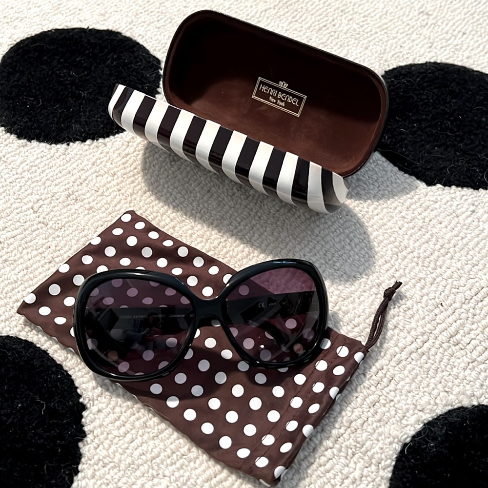 NWOT Henri Bendel Black Sunglasses (with hard case & dust bag)